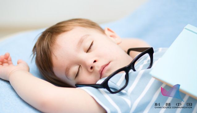 午睡虽好但别趴着睡损伤身体,注意办公室午休千万别趴着睡