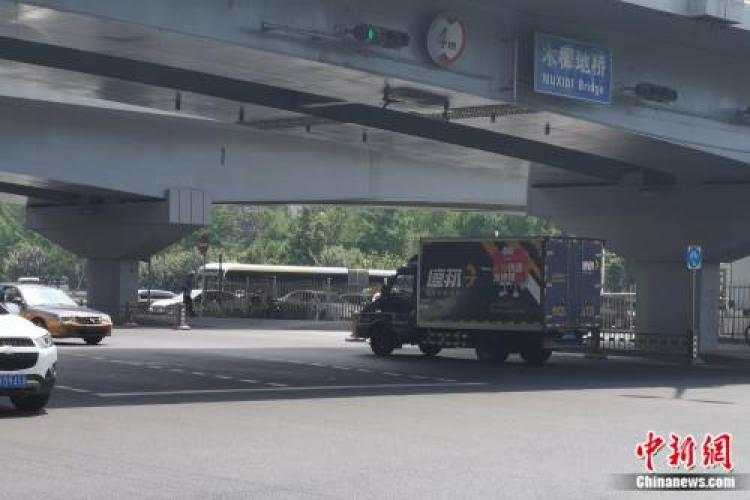 有同学寄600斤重行李回家，快递小哥：坑了我