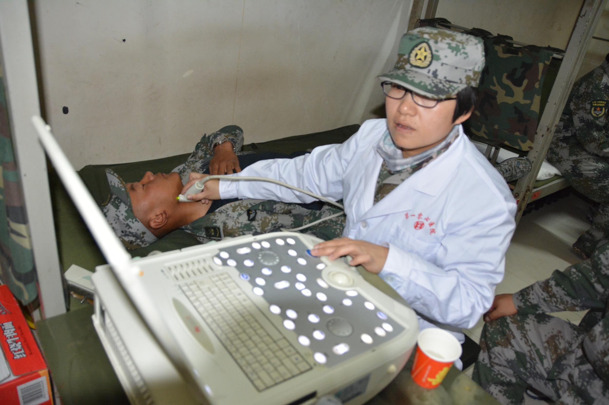 解放军第970医院医疗队三上高原巡诊巴塘骑兵连