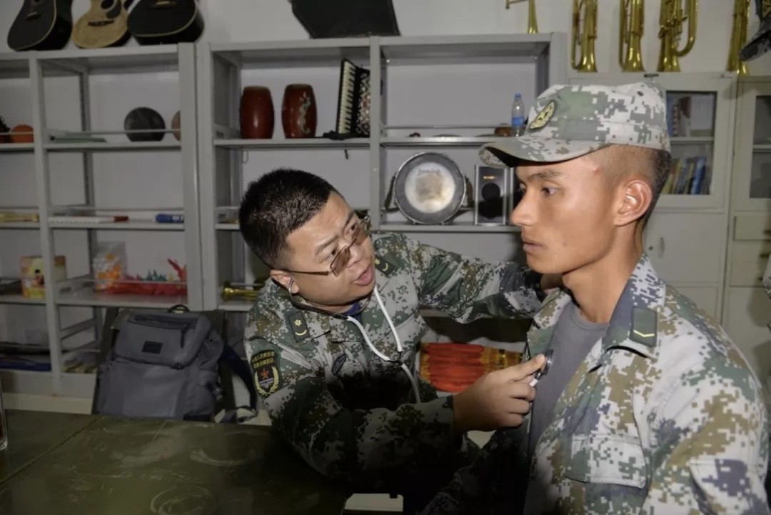 解放军第970医院医疗队三上高原巡诊巴塘骑兵连