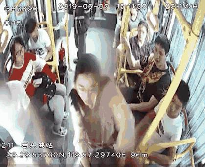 18岁男子抢夺方向盘,海南19岁男子抢夺方向盘