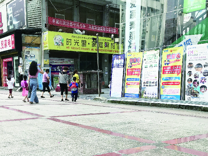 暑假期间父母给孩子报太多兴趣班,暑假给娃报班