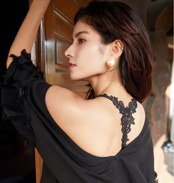 好物|尴尬,我看到你内衣的边边和背上勒出的肉了......