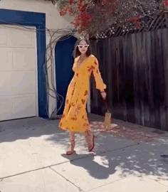 关晓彤穿绿丝绒裙大波浪,慵懒小黑裙关晓彤同款