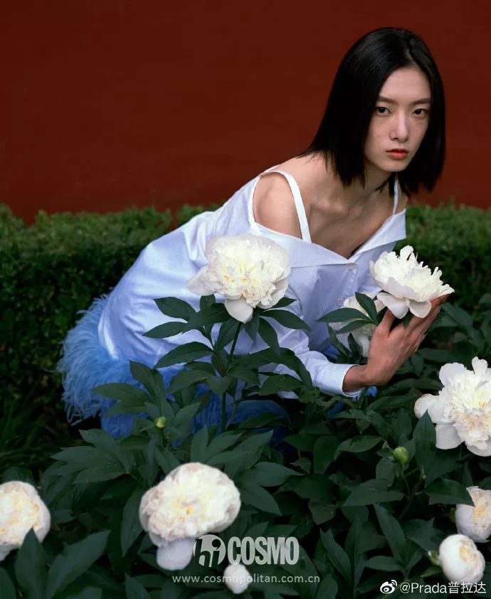 关晓彤穿绿丝绒裙大波浪,慵懒小黑裙关晓彤同款