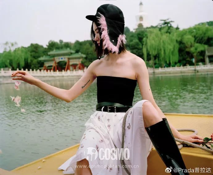 关晓彤穿绿丝绒裙大波浪,慵懒小黑裙关晓彤同款