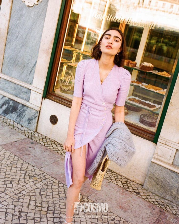 关晓彤穿绿丝绒裙大波浪,慵懒小黑裙关晓彤同款