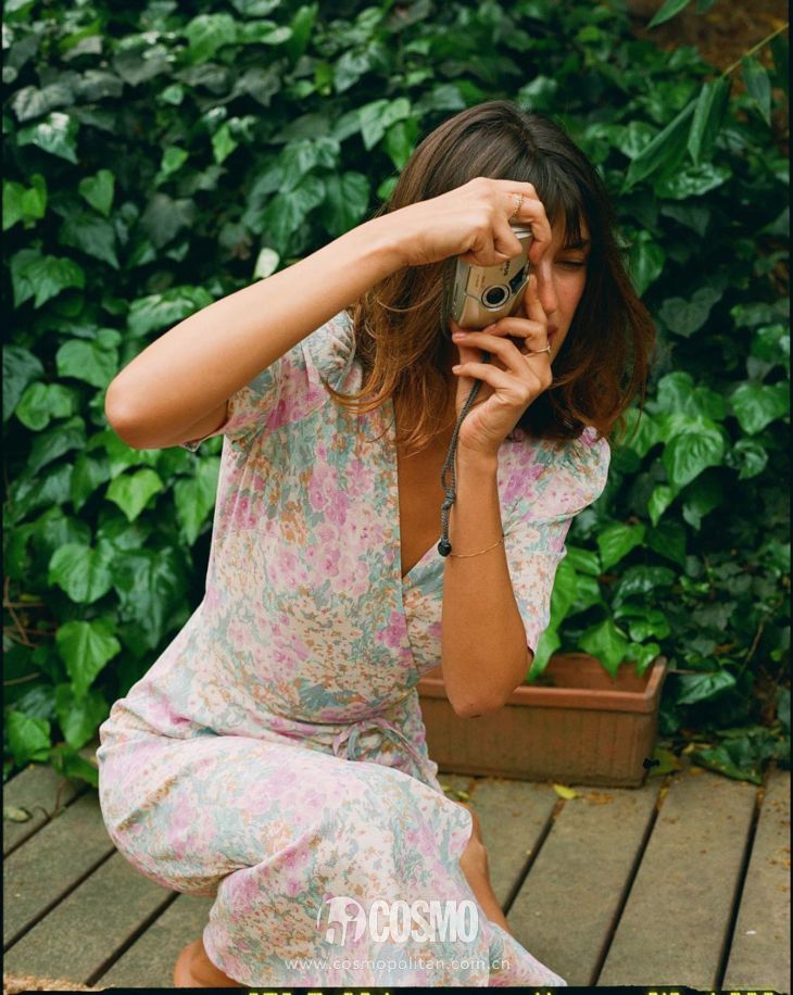 关晓彤穿绿丝绒裙大波浪,慵懒小黑裙关晓彤同款