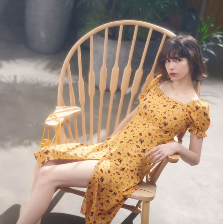 关晓彤穿绿丝绒裙大波浪,慵懒小黑裙关晓彤同款