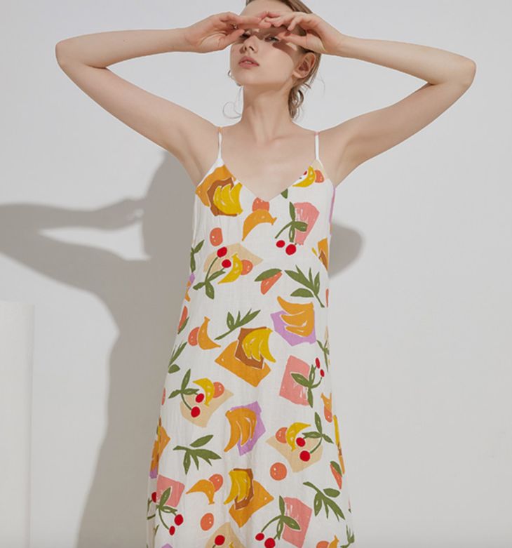 关晓彤穿绿丝绒裙大波浪,慵懒小黑裙关晓彤同款