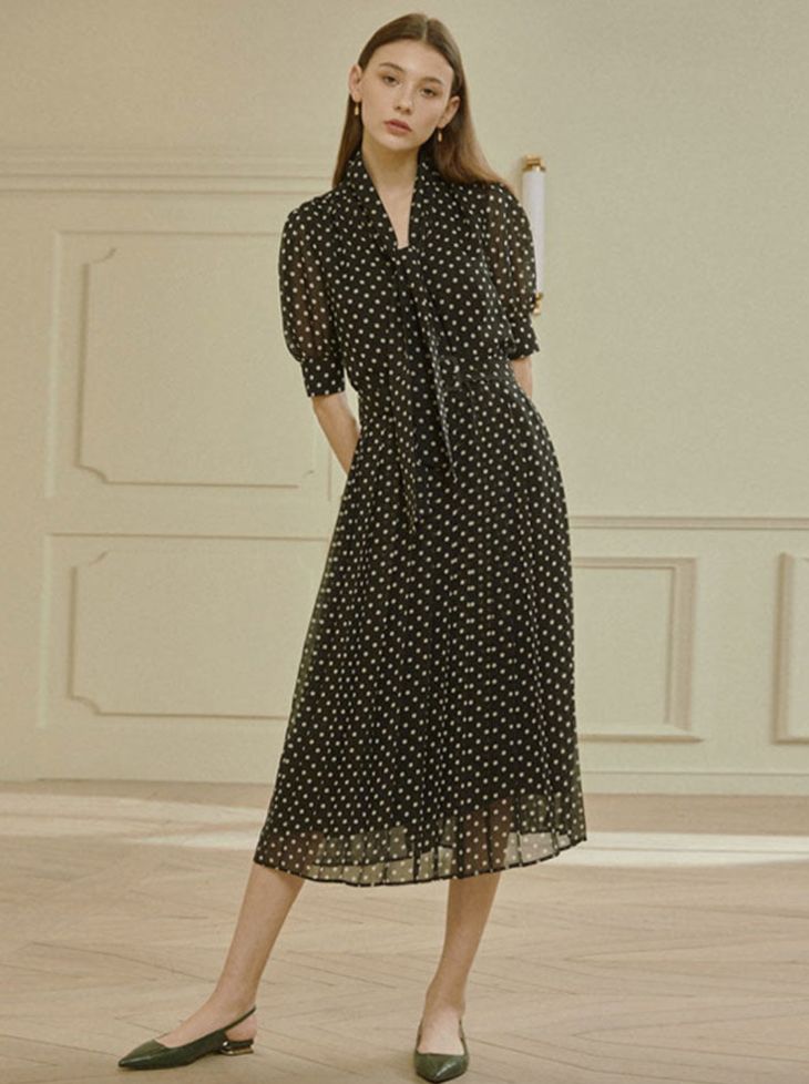 关晓彤穿绿丝绒裙大波浪,慵懒小黑裙关晓彤同款