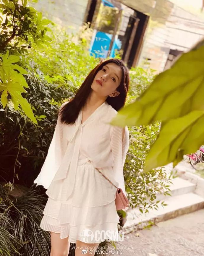 关晓彤穿绿丝绒裙大波浪,慵懒小黑裙关晓彤同款