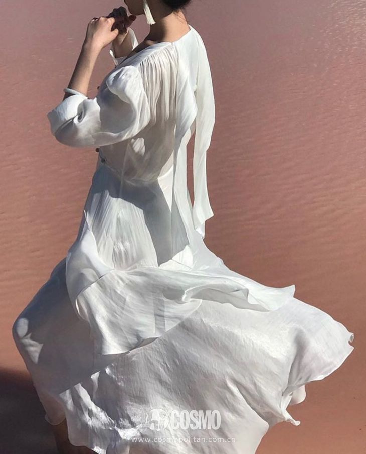 关晓彤穿绿丝绒裙大波浪,慵懒小黑裙关晓彤同款