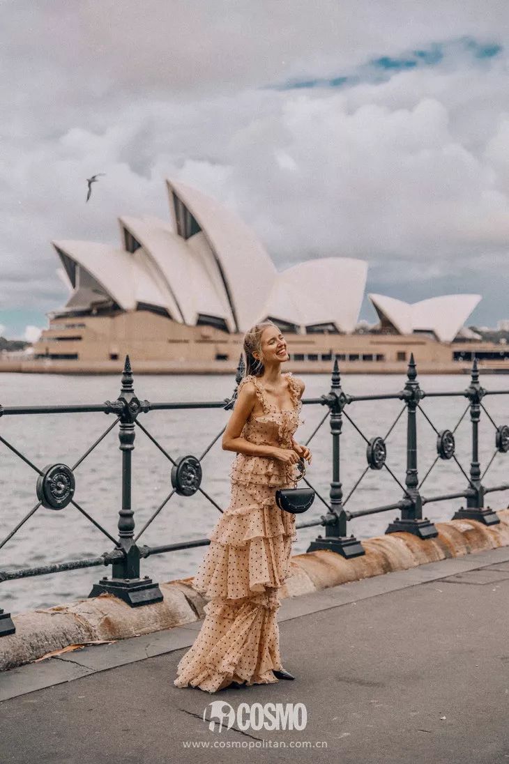 关晓彤穿绿丝绒裙大波浪,慵懒小黑裙关晓彤同款