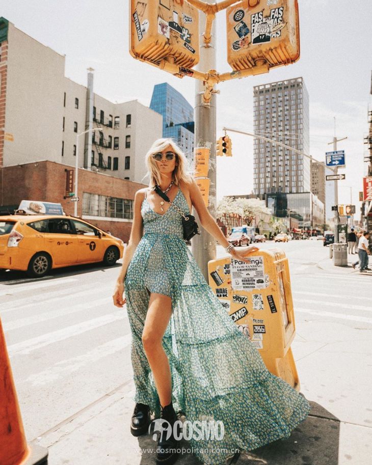 关晓彤穿绿丝绒裙大波浪,慵懒小黑裙关晓彤同款