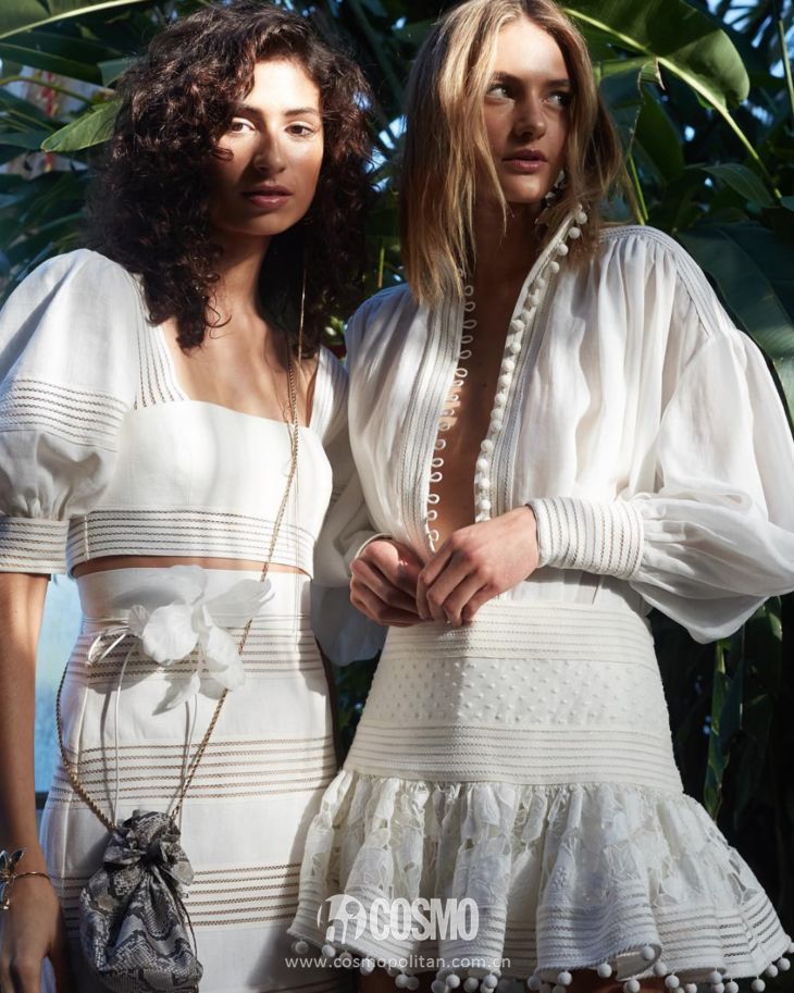 关晓彤穿绿丝绒裙大波浪,慵懒小黑裙关晓彤同款