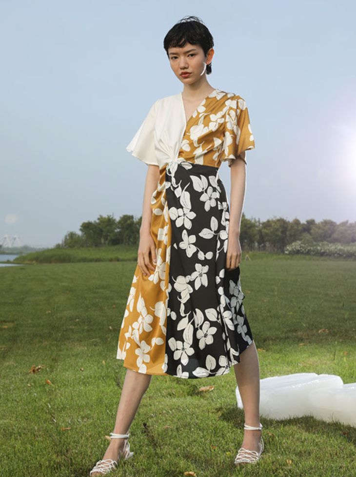 关晓彤穿绿丝绒裙大波浪,慵懒小黑裙关晓彤同款