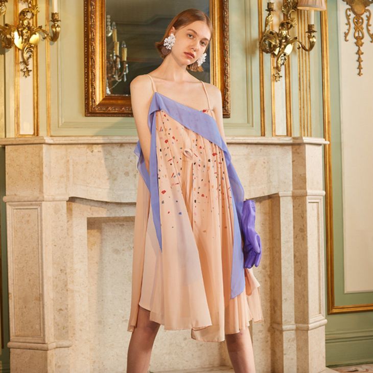 关晓彤穿绿丝绒裙大波浪,慵懒小黑裙关晓彤同款