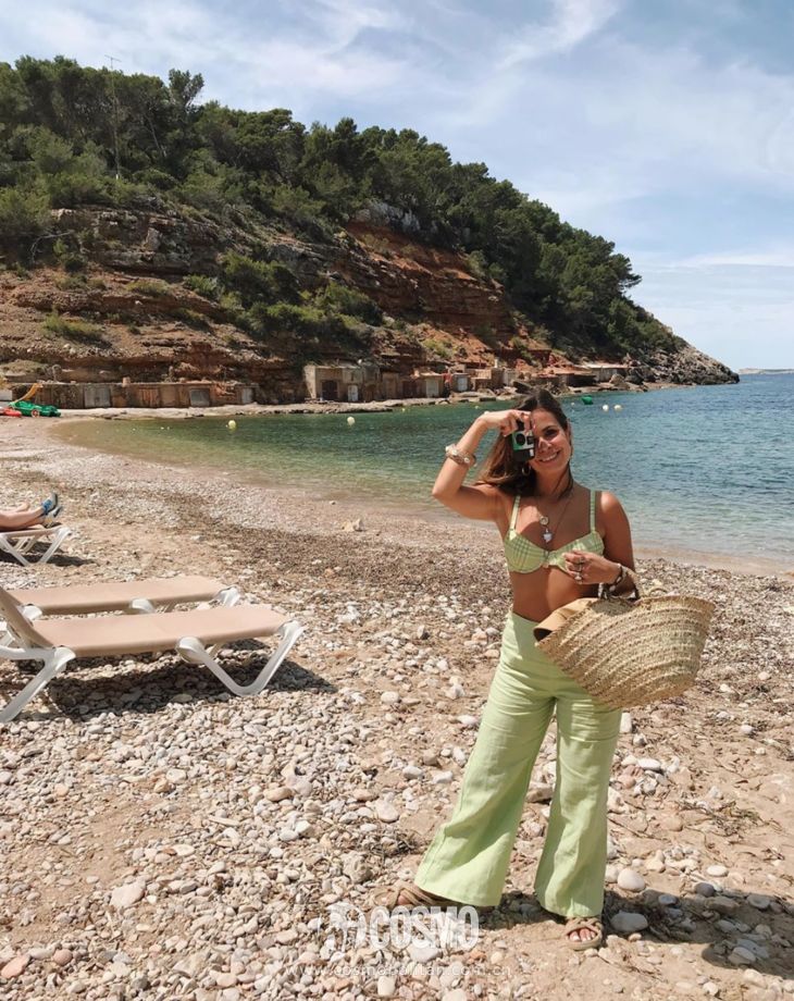 关晓彤穿绿丝绒裙大波浪,慵懒小黑裙关晓彤同款