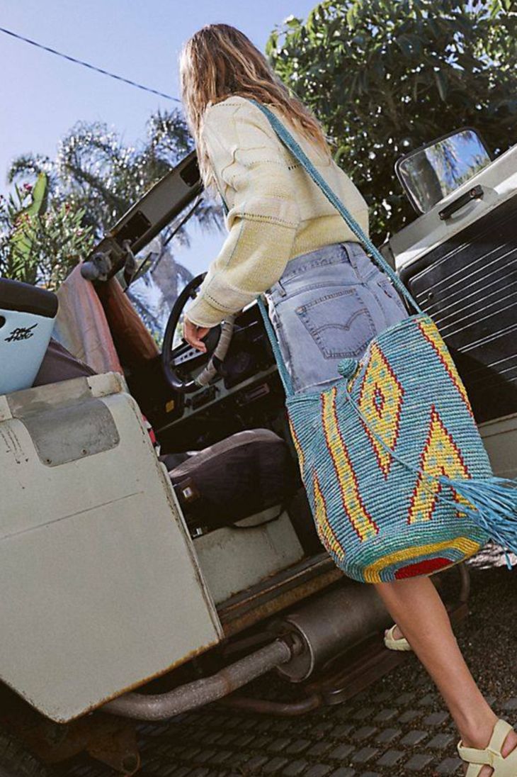 关晓彤穿绿丝绒裙大波浪,慵懒小黑裙关晓彤同款