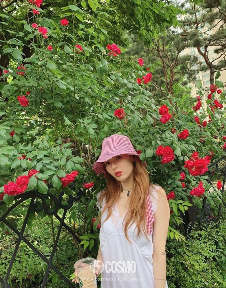 关晓彤穿绿丝绒裙大波浪,慵懒小黑裙关晓彤同款