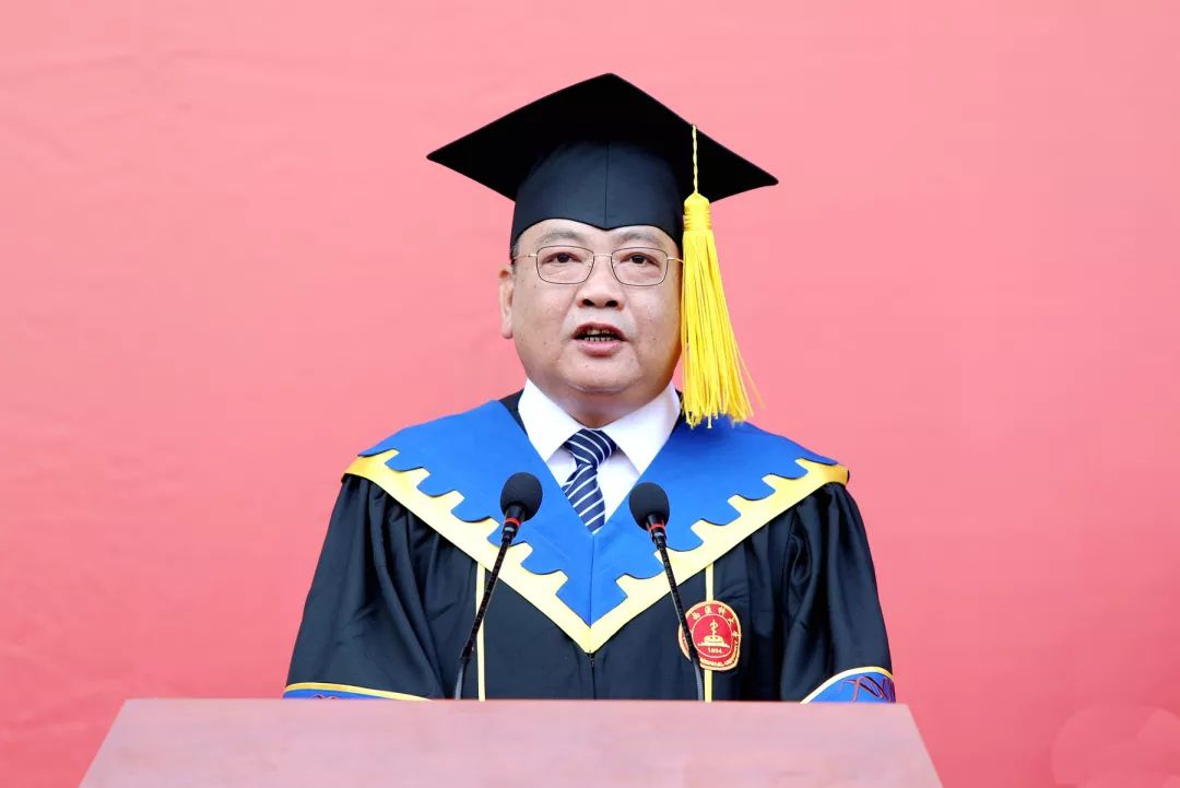 一袭白衣救死扶伤文章,一袭白衣救死扶伤