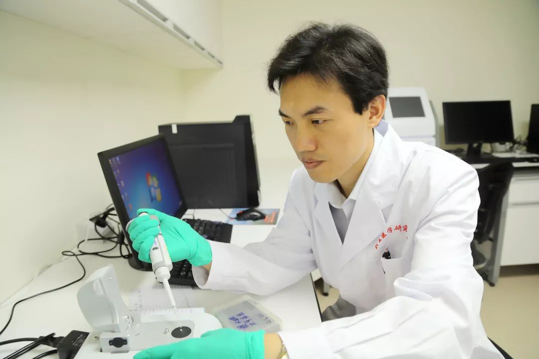 一袭白衣救死扶伤文章,一袭白衣救死扶伤