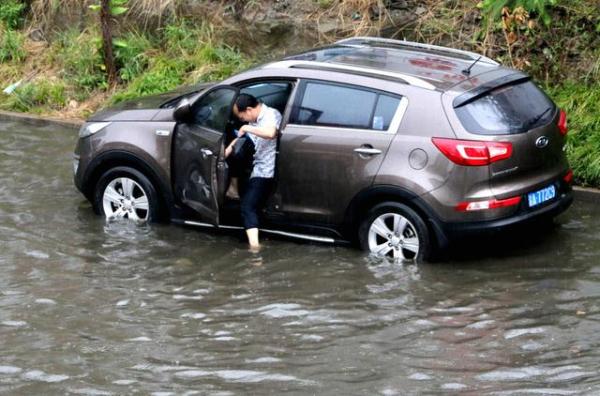 遇暴雨天气车辆应该开启什么功能,暴雨天气开车把什么关掉