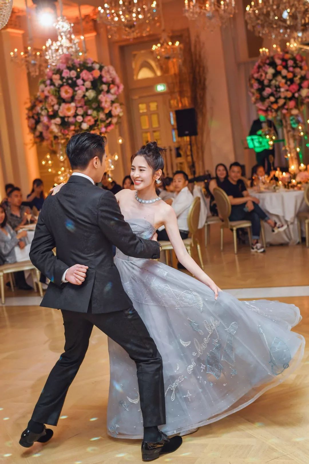 张若昀唐艺昕伴郎刘昊然,唐艺昕张若昀刘昊然当伴郎