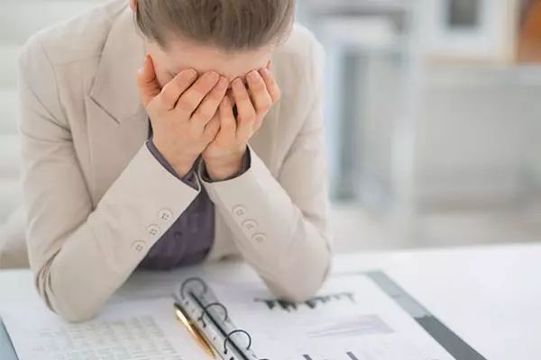 经常戴隐形眼镜真的不好吗,经常戴隐形眼镜有什么不好