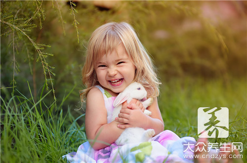 儿童排出分泌物怎么回事,小孩有少量分泌物正常吗