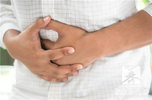 肋骨中间按压疼痛是怎么回事,小腹中间按压疼痛是怎么回事