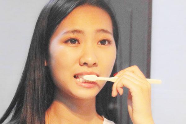 牙缝里有黄泥臭味怎么办,牙缝里抠出的东西恶臭怎么办