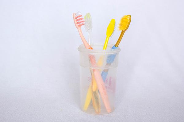 牙缝里有黄泥臭味怎么办,牙缝里抠出的东西恶臭怎么办