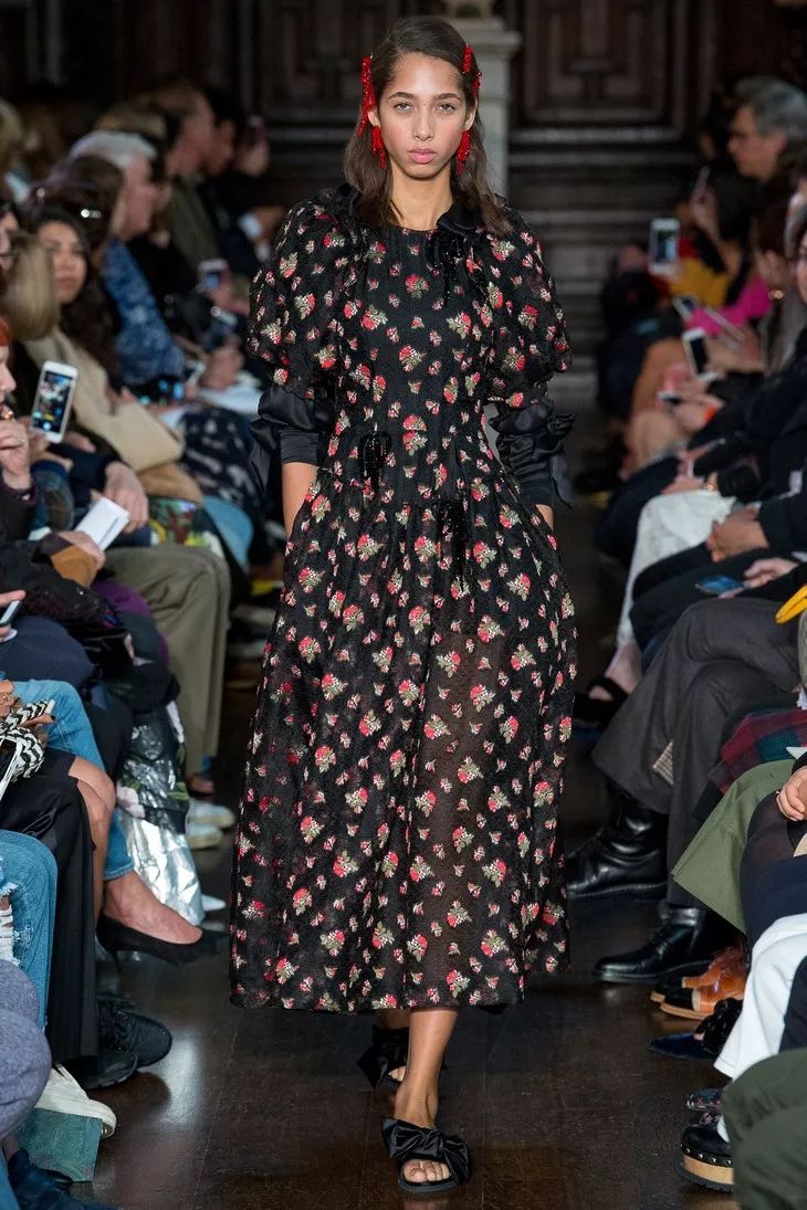 夏天跟裙子搭的凉拖,夏季凉拖配裙子百搭