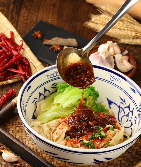 正宗油泼面做法要掌握这些技巧,正宗的油泼面怎样做