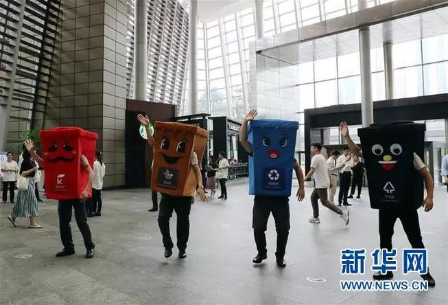 幼儿园小男孩被老师掀开被子,幼儿园小男孩午休被老师发现