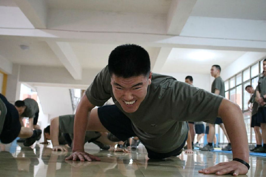 兵哥哥防暑小妙招,天气炎热防暑小妙招视频