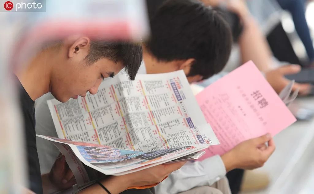 涨了!报道显示,毕业生月薪8000元以上职位超过三分之一