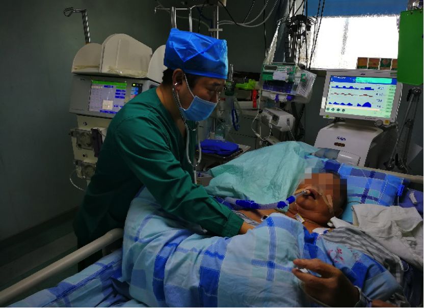 医生,我喝假酒中毒了!医生:接着喝!喝50度的!