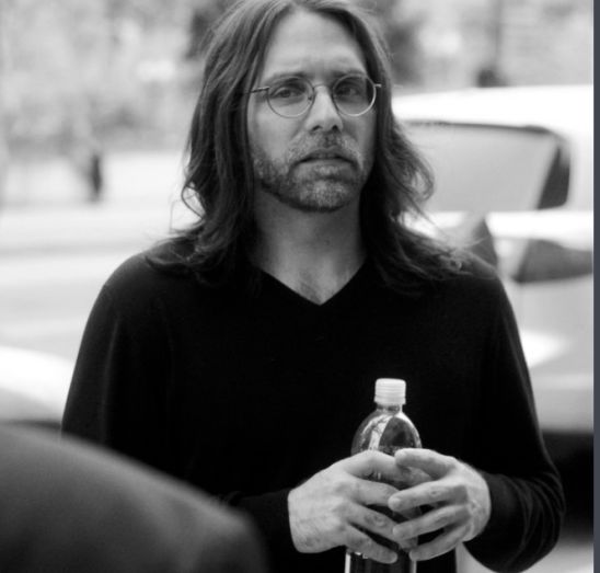 女星加入“*爱性***教邪**”，被迫上传裸照、身上烙印…奴役她们的*教邪**魔头终于要被判刑了！