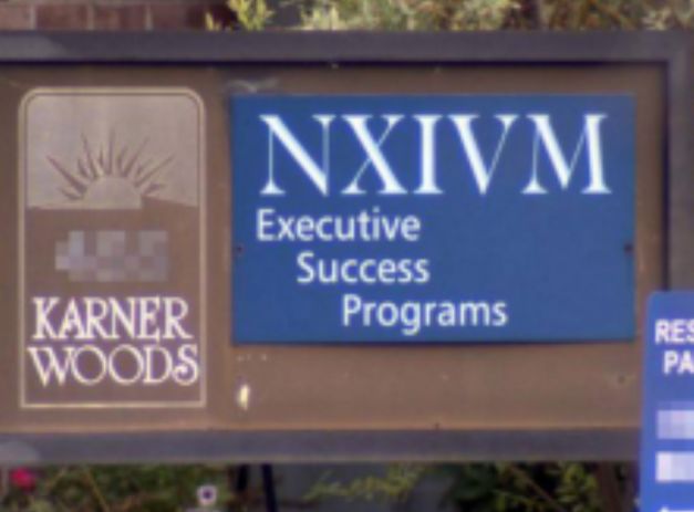 女星加入“*爱性***教邪**”，被迫上传裸照、身上烙印…奴役她们的*教邪**魔头终于要被判刑了！