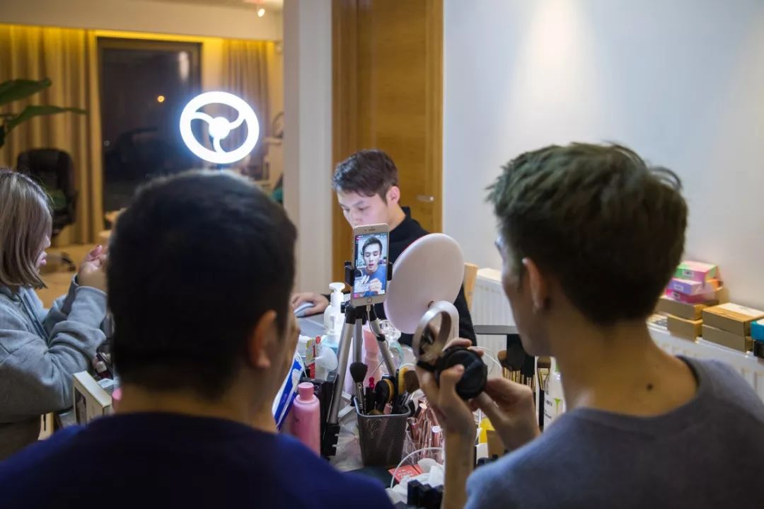 网红经济学家薛兆丰经济学讲义,网红经济学家儿子跳楼