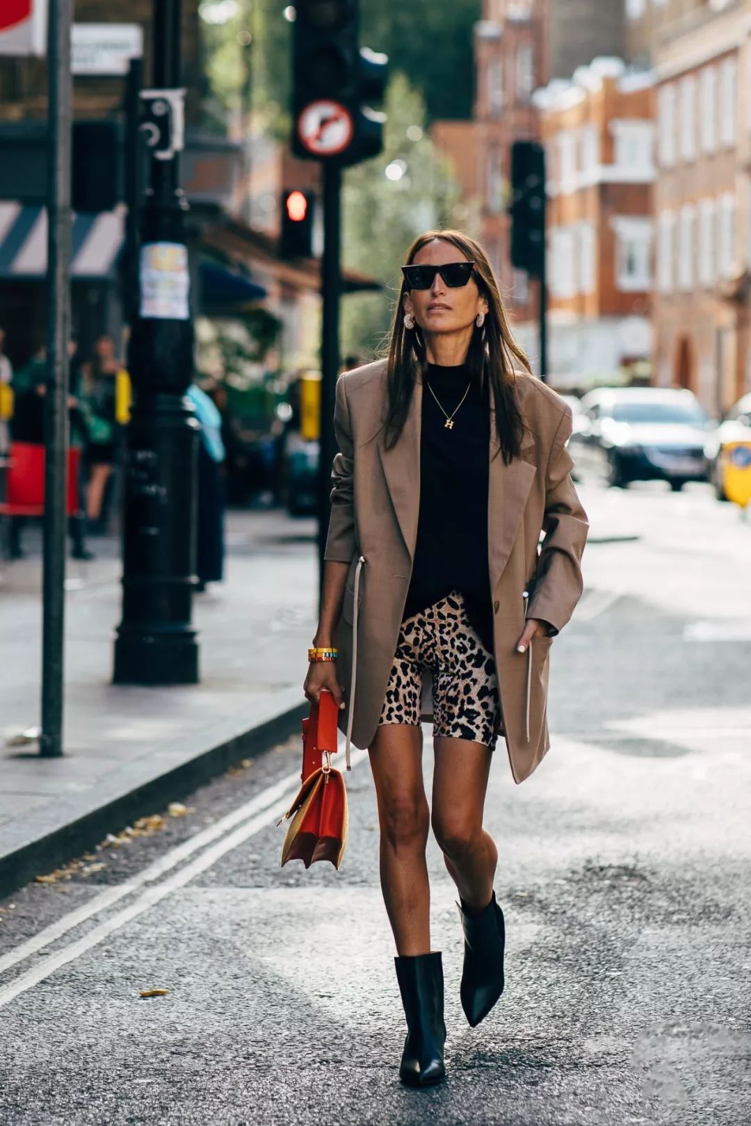 豹纹怎么穿不俗气,豹纹怎么穿出高级感