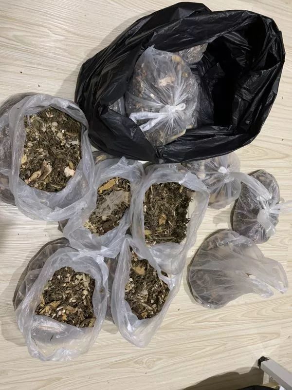 网友花千余元抓来十余袋药物，不料药包内竟掺杂大量异物，院方回复......