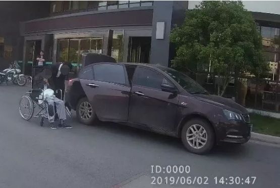 外卖小哥送外卖拿了一把水果刀,水果刀送货上门