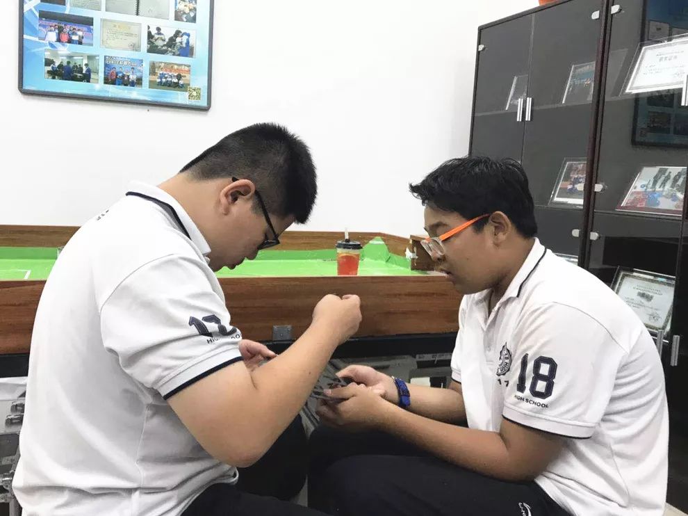 「缤纷社团·阿童木机器人社团」社团成员出战北京市足球机器人比赛并取得佳绩