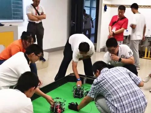 「缤纷社团·阿童木机器人社团」社团成员出战北京市足球机器人比赛并取得佳绩
