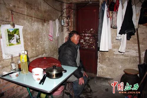 南昌八一广场残疾老头,八一广场乞讨男