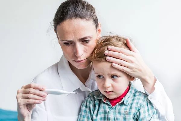 小儿退烧药美林发烧多少度才能吃,婴儿发烧超过多少度才要吃退烧药